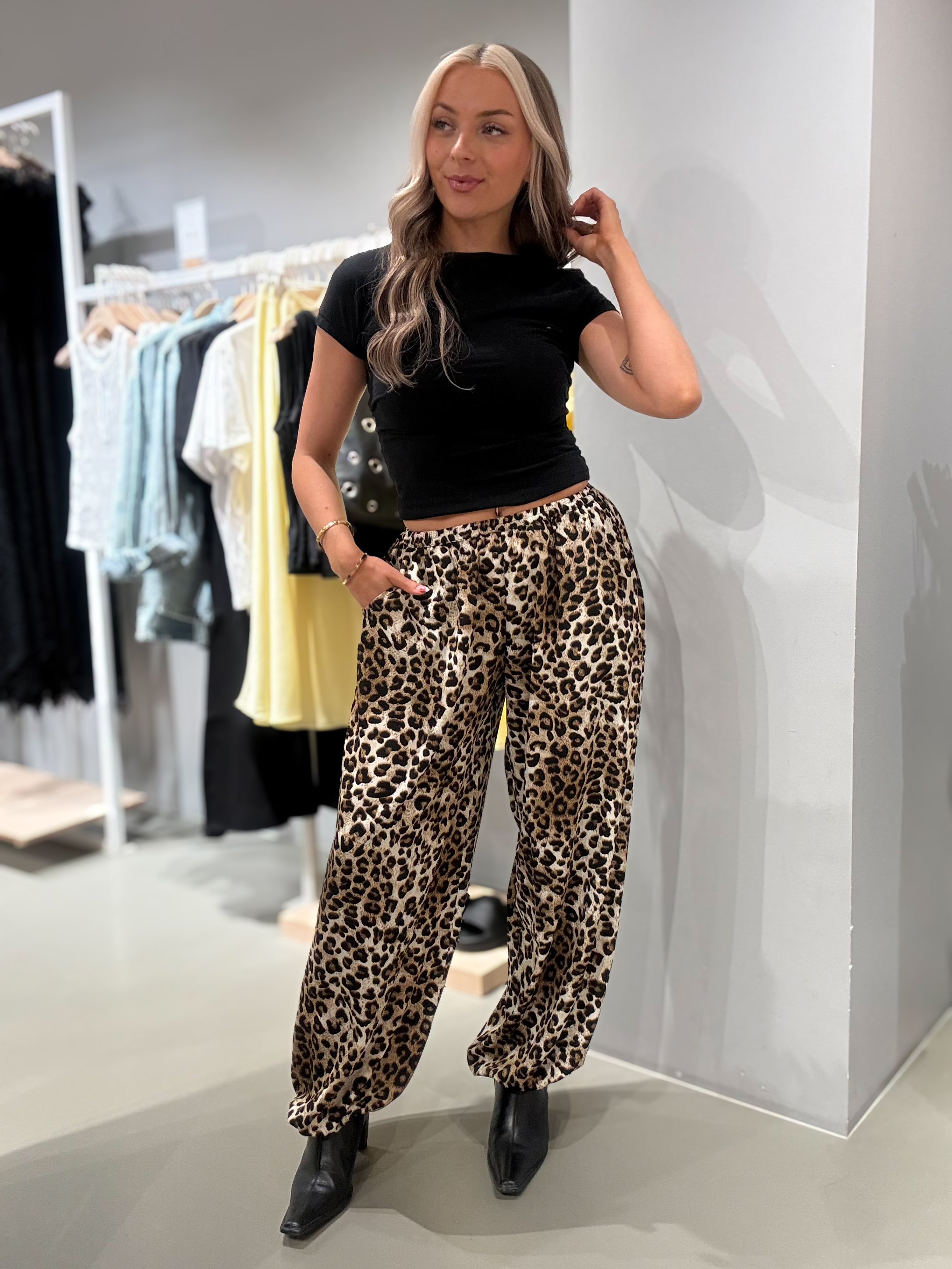 NMBEYA Trousers - Birch
